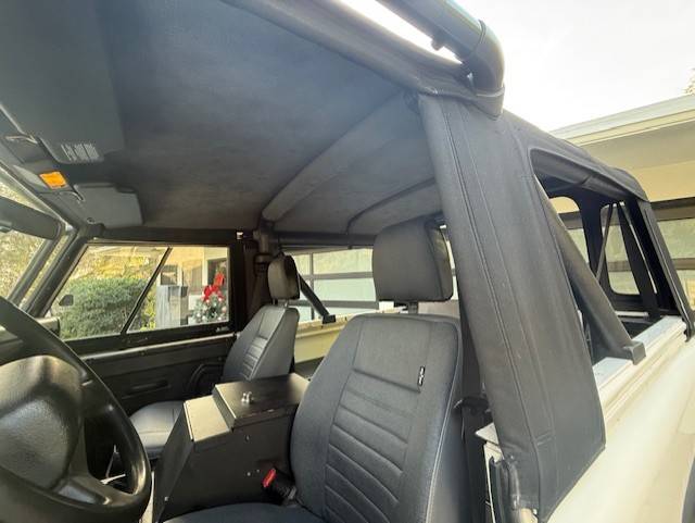 Land-rover-nas-90-1995-white-28