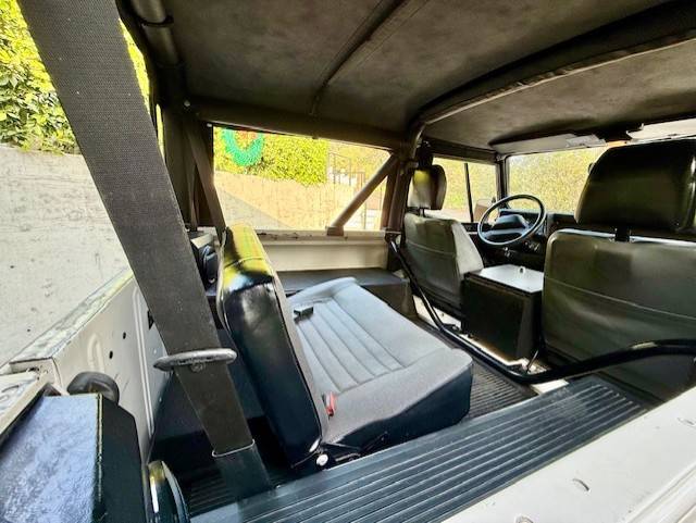 Land-rover-nas-90-1995-white-34