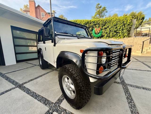 Land-rover-nas-90-1995-white-37