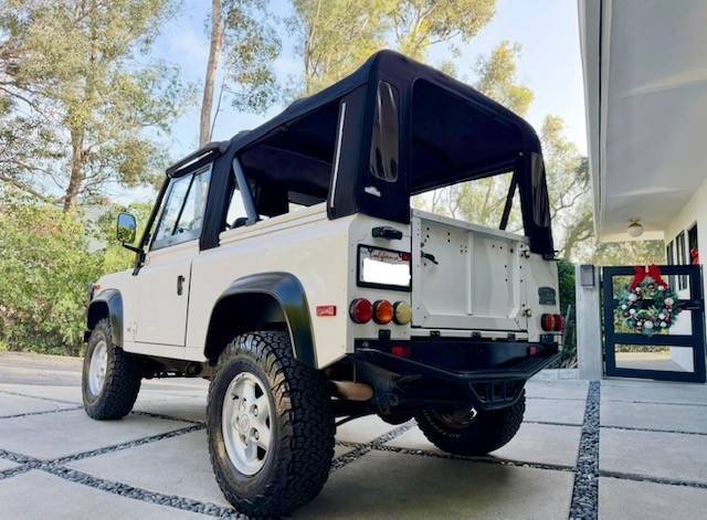 Land-rover-nas-90-1995-white-4