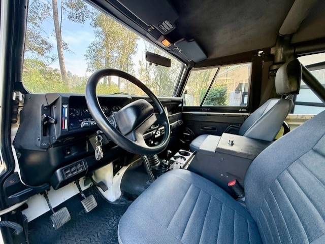 Land-rover-nas-90-1995-white-41