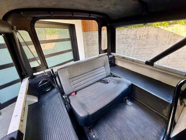 Land-rover-nas-90-1995-white-42