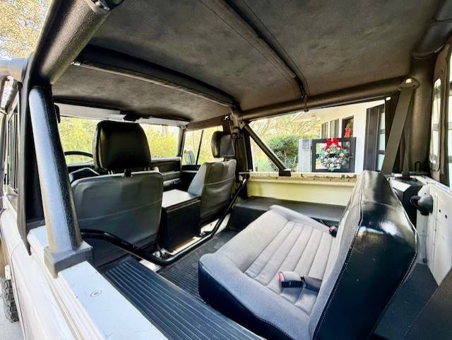 Land-rover-nas-90-1995-white-8