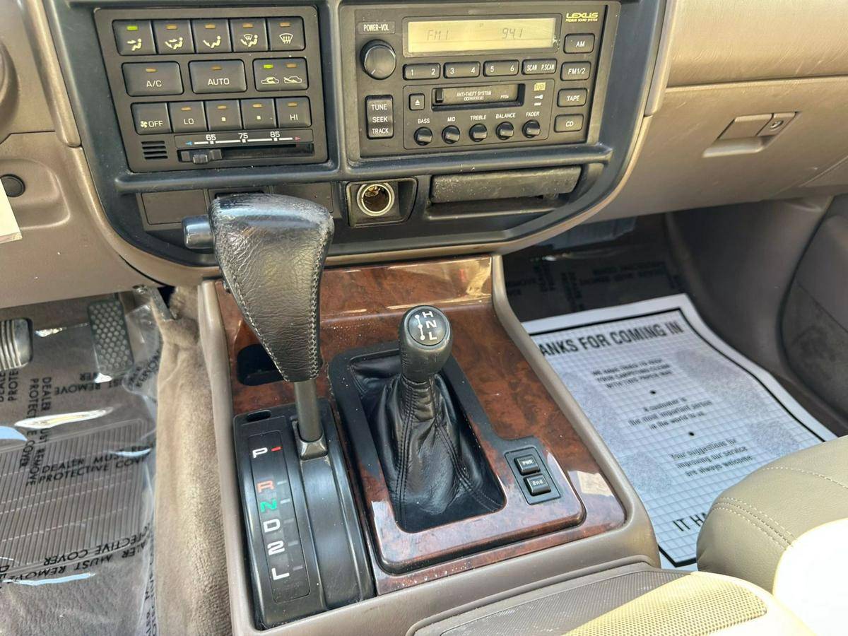 Lexus-lx-1996-white-10