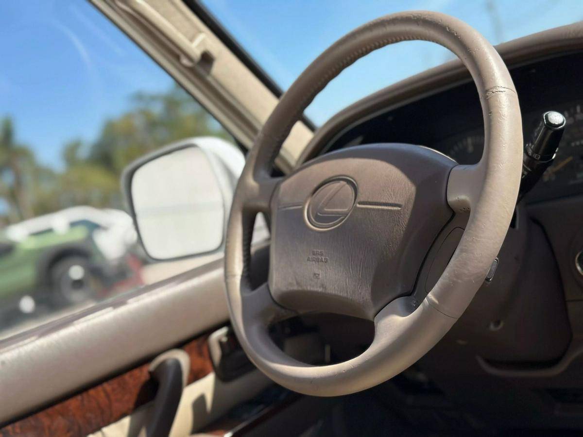 Lexus-lx-1996-white-14