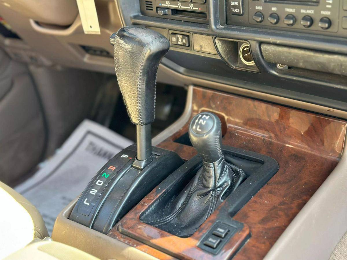 Lexus-lx-1996-white-15