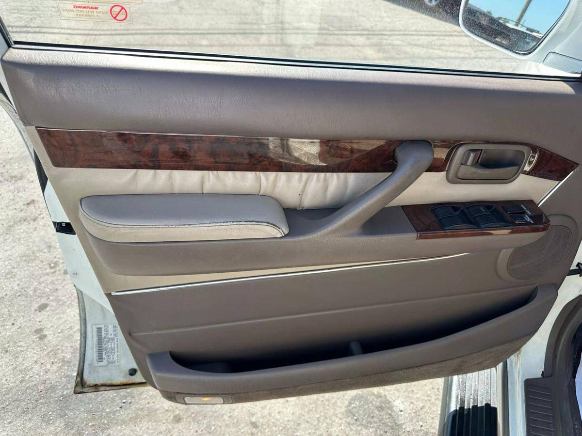 Lexus-lx-1996-white-8