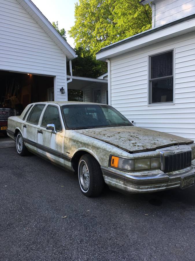 Linclon-town-car-1990-white-1