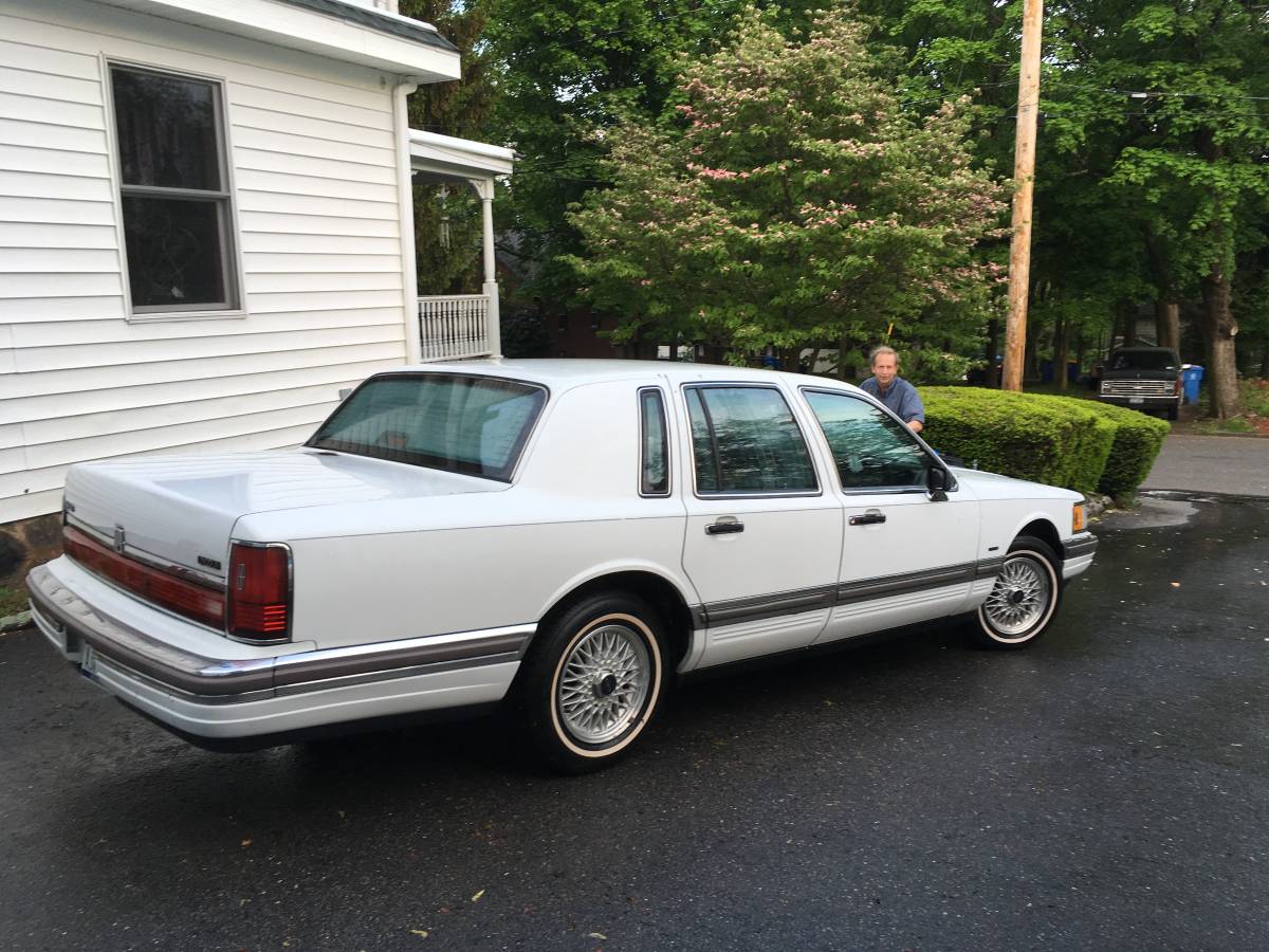 Linclon-town-car-1990-white-2