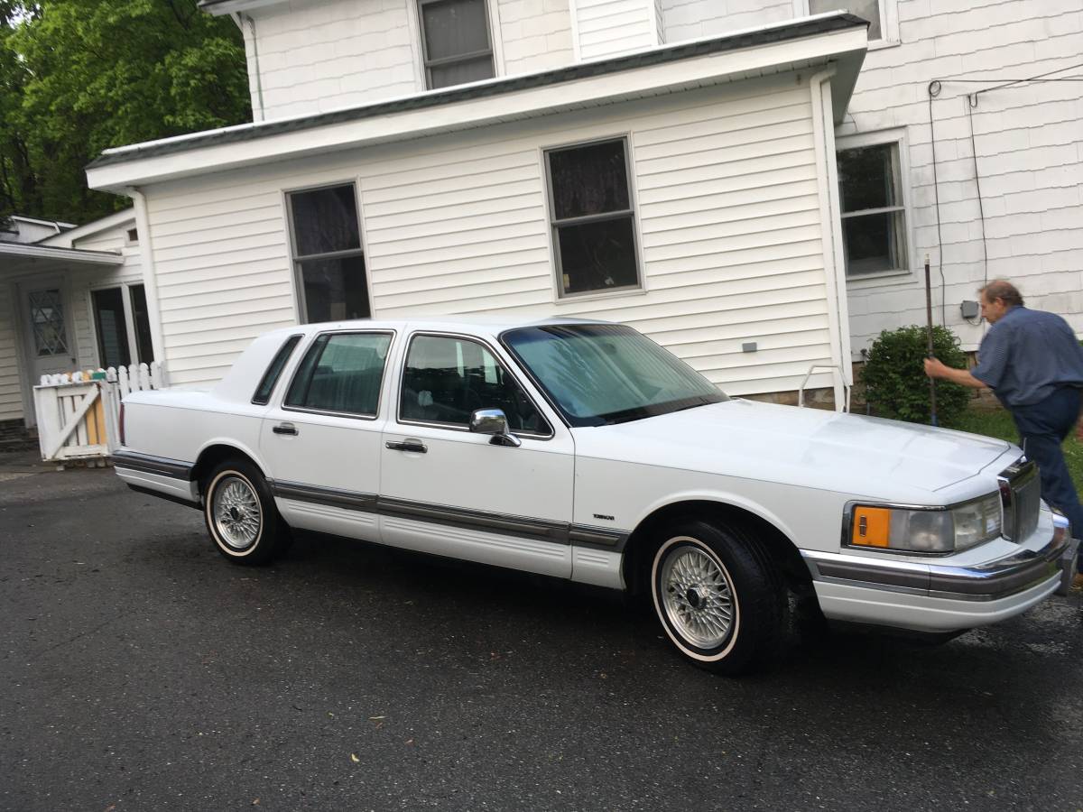 Linclon-town-car-1990-white-3