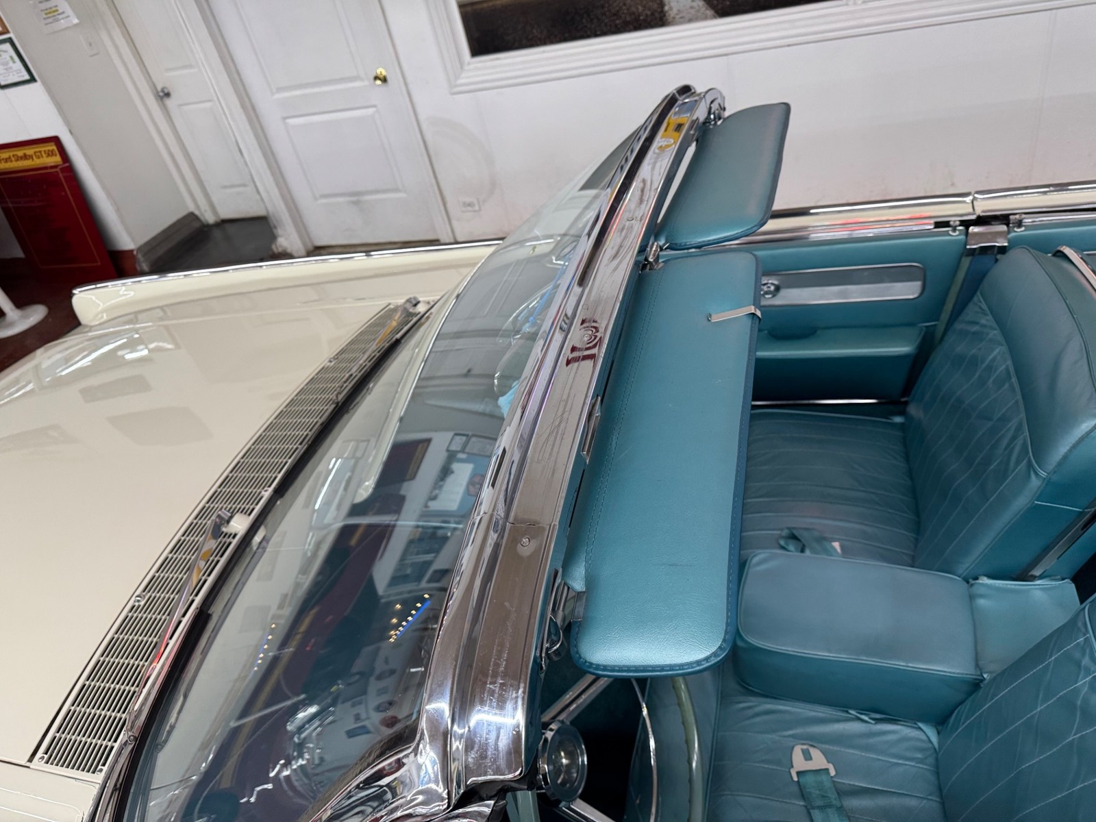 Lincoln-Continental-1961-4-Door-16