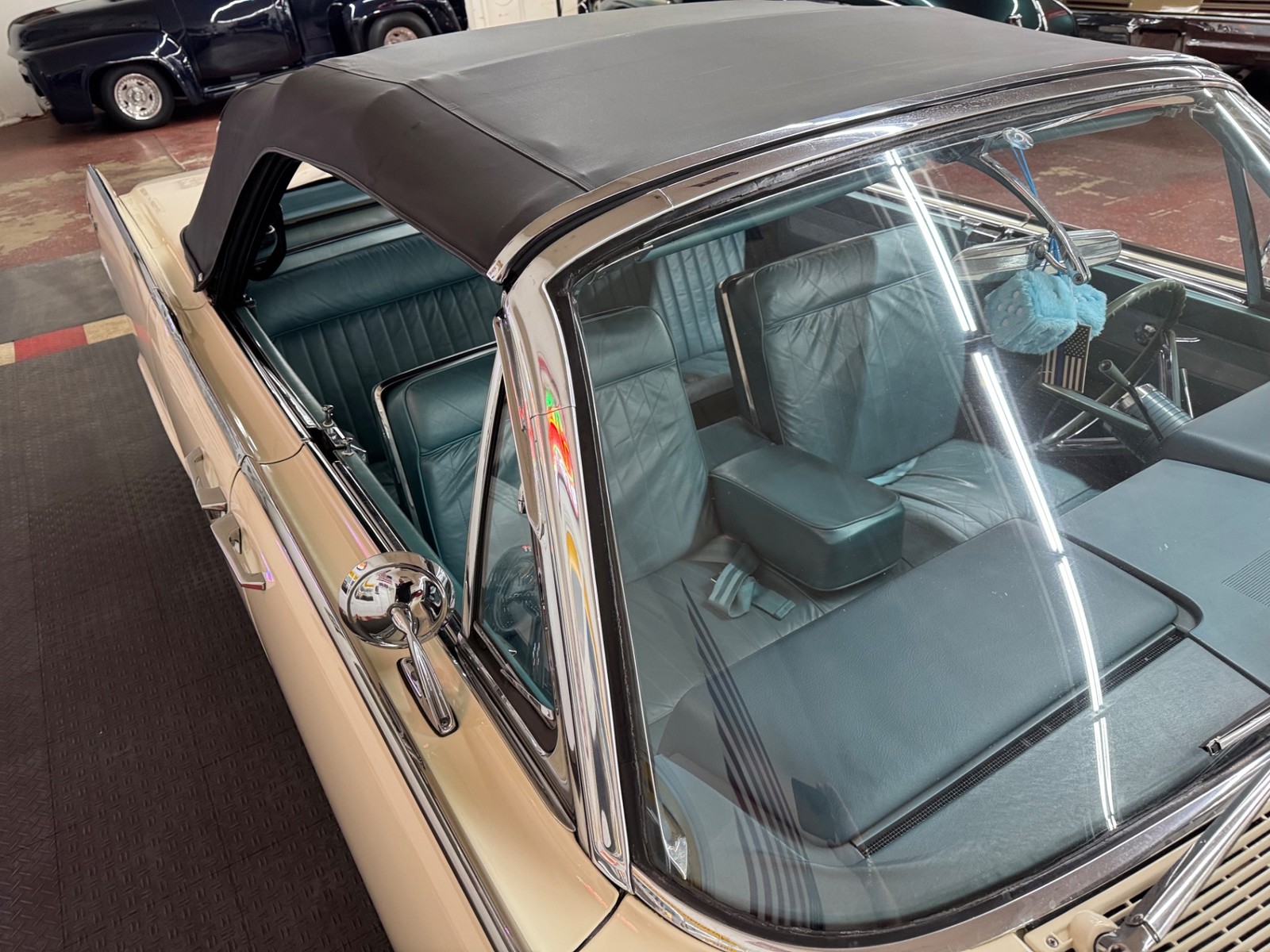 Lincoln-Continental-1961-4-Door-20