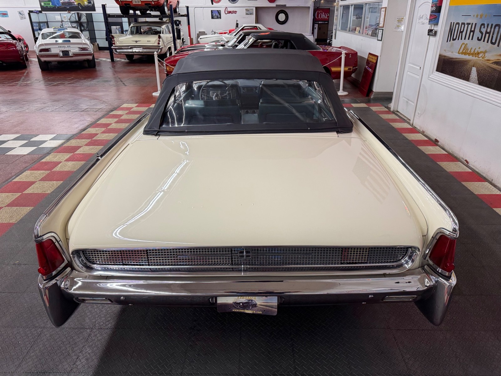 Lincoln-Continental-1961-4-Door-22