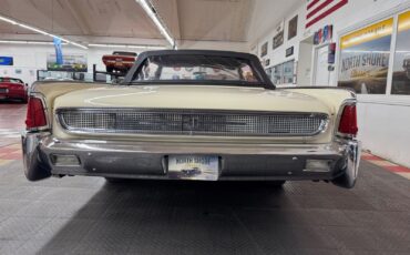 Lincoln-Continental-1961-4-Door-23