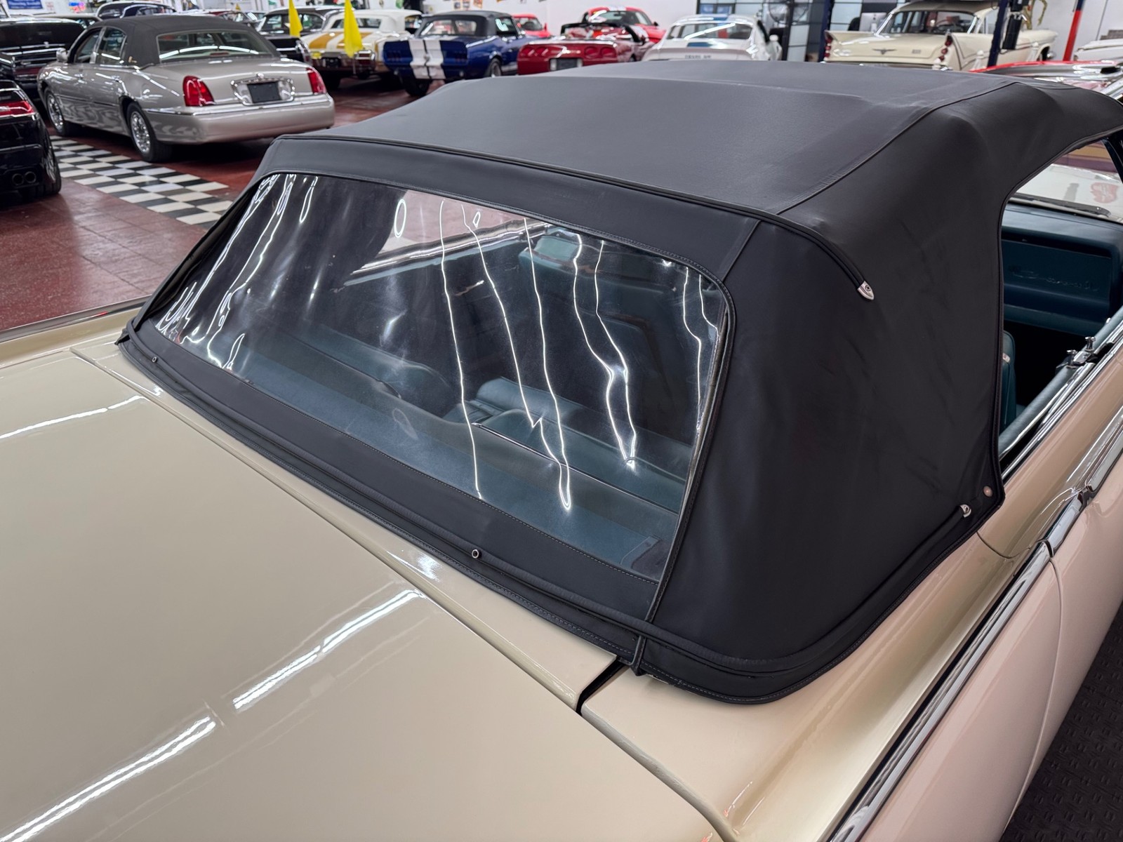 Lincoln-Continental-1961-4-Door-25