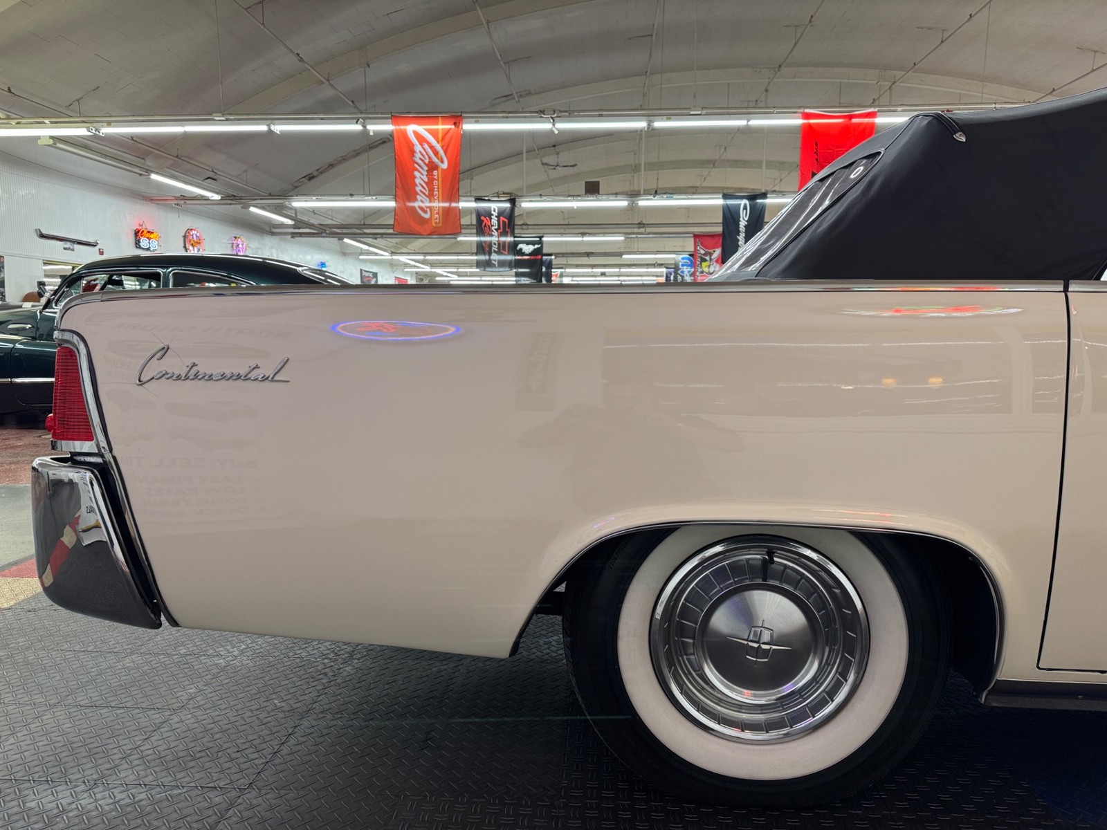 Lincoln-Continental-1961-4-Door-33