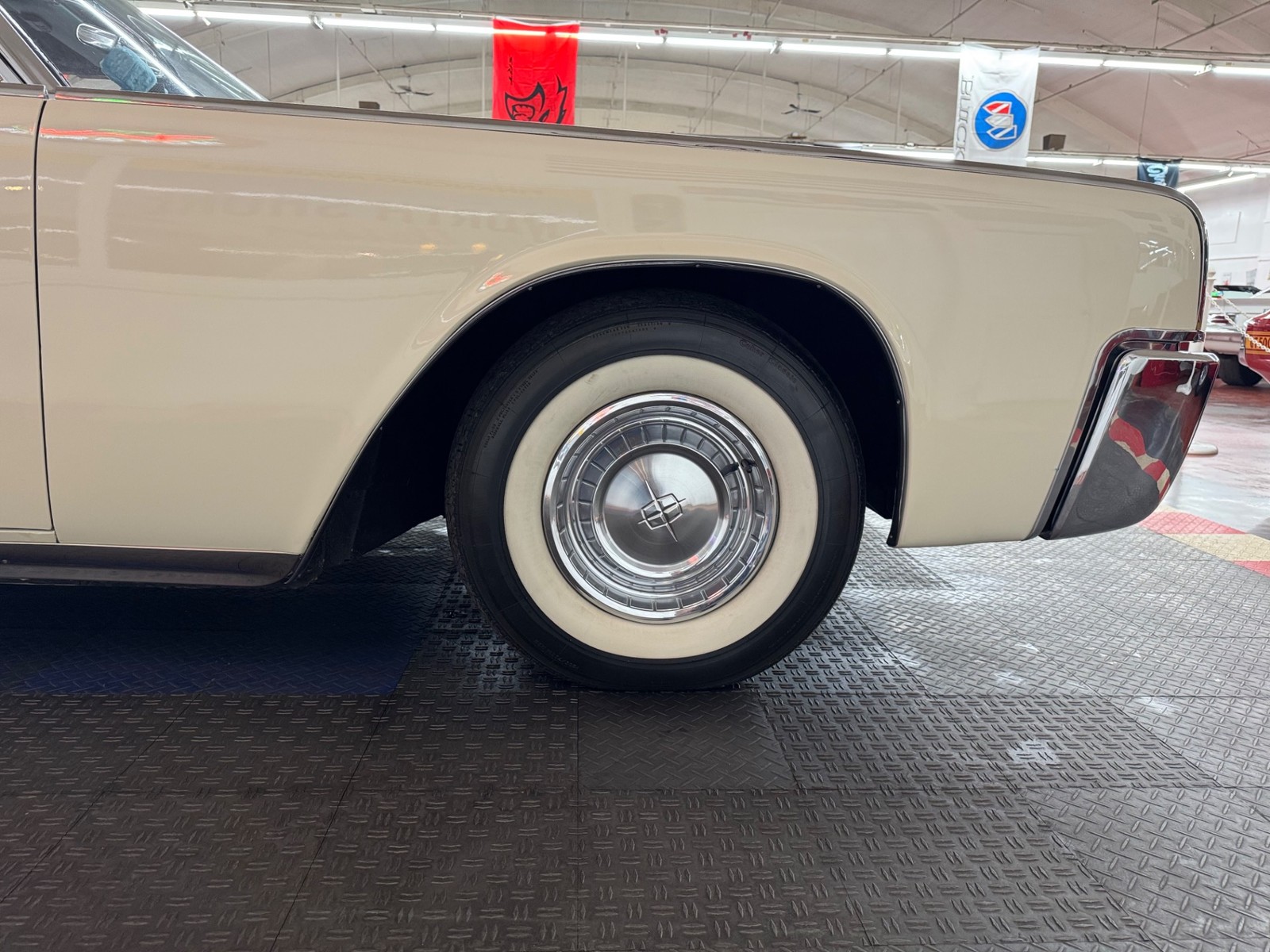 Lincoln-Continental-1961-4-Door-35