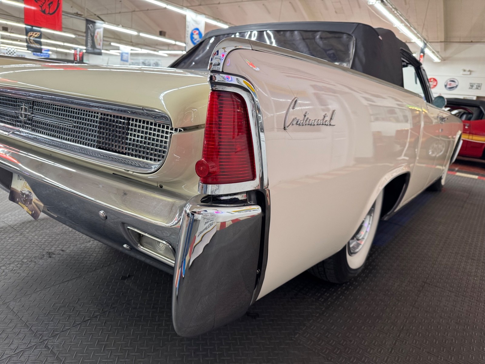 Lincoln-Continental-1961-4-Door-37