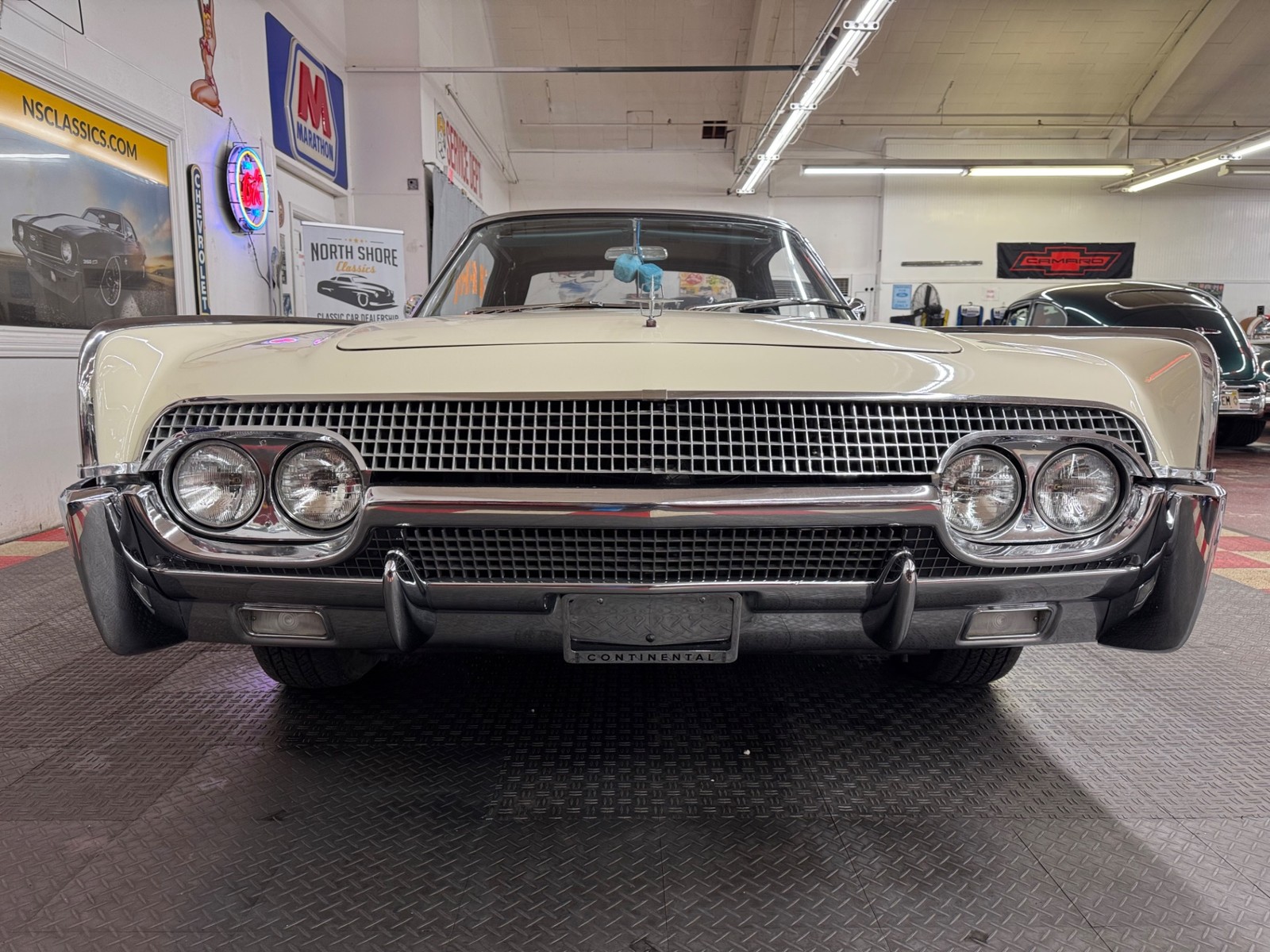 Lincoln-Continental-1961-4-Door-7