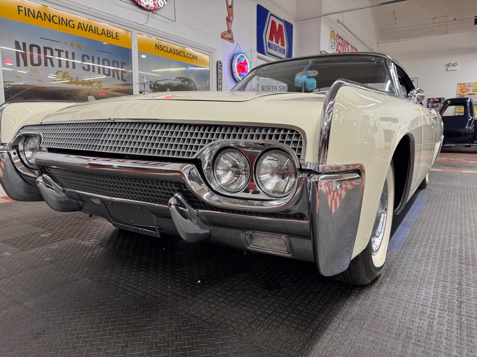 Lincoln-Continental-1961-4-Door-9