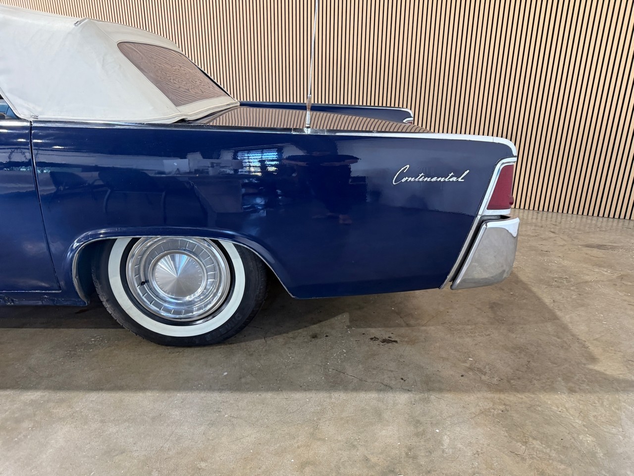 Lincoln-Continental-1962-Classic-Car-14