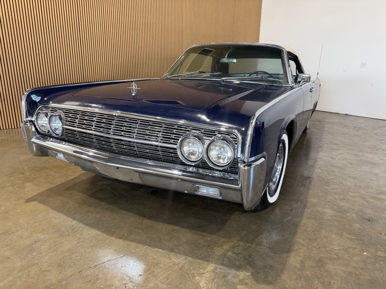 Lincoln-Continental-1962-Classic-Car-2