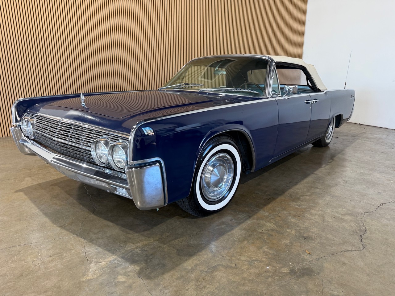 Lincoln-Continental-1962-Classic-Car-3