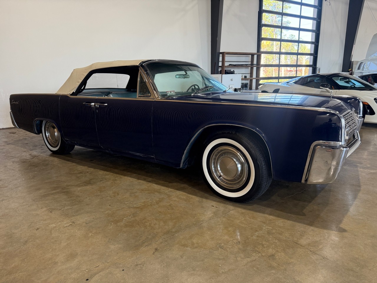 Lincoln-Continental-1962-Classic-Car-4