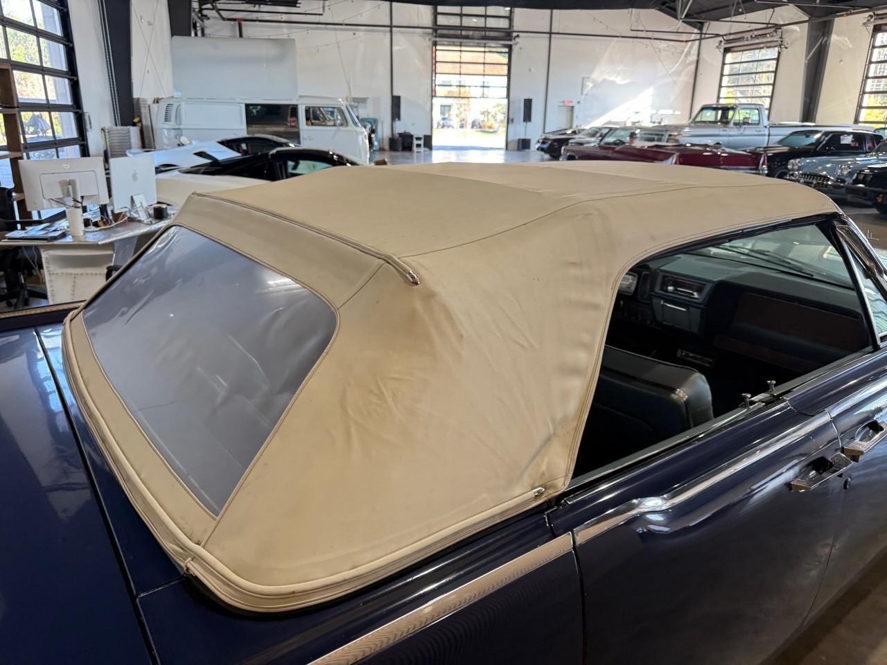 Lincoln-Continental-1962-Classic-Car-8