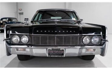 Lincoln-Continental-1967-Sedan-2