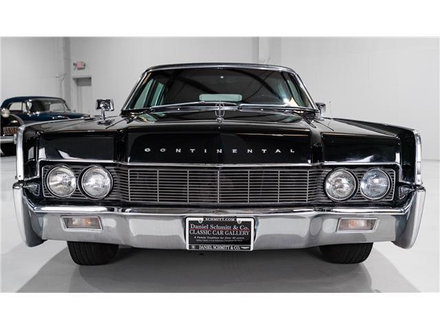 Lincoln-Continental-1967-Sedan-2