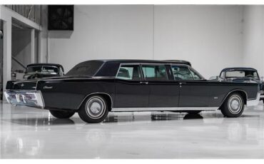 Lincoln-Continental-1967-Sedan-4