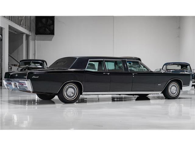 Lincoln-Continental-1967-Sedan-4