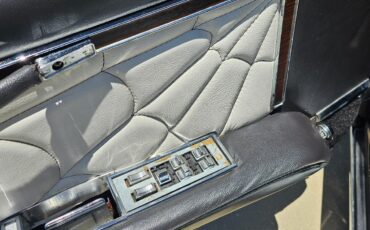 Lincoln-Continental-1969-Sedan-11