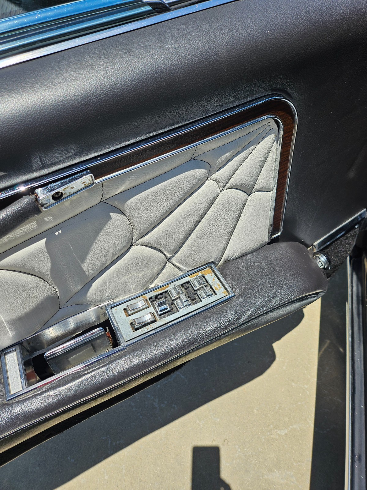 Lincoln-Continental-1969-Sedan-11