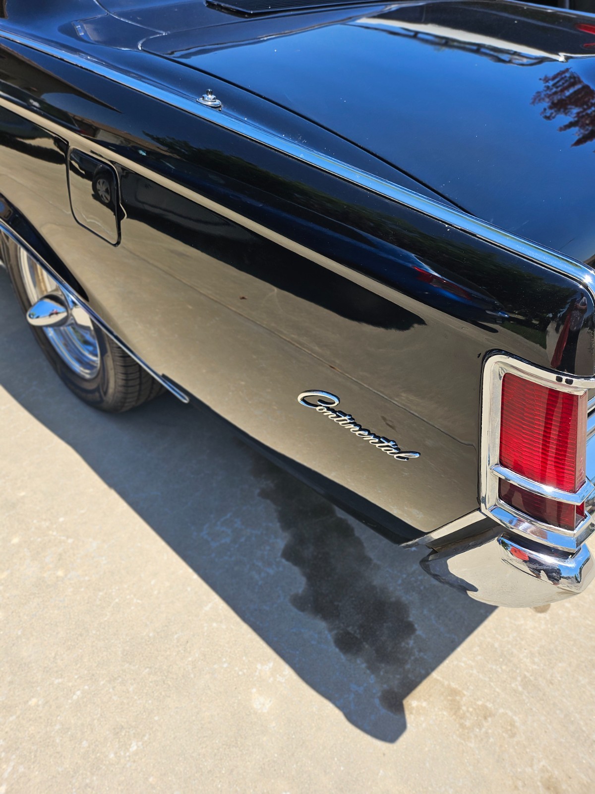 Lincoln-Continental-1969-Sedan-2