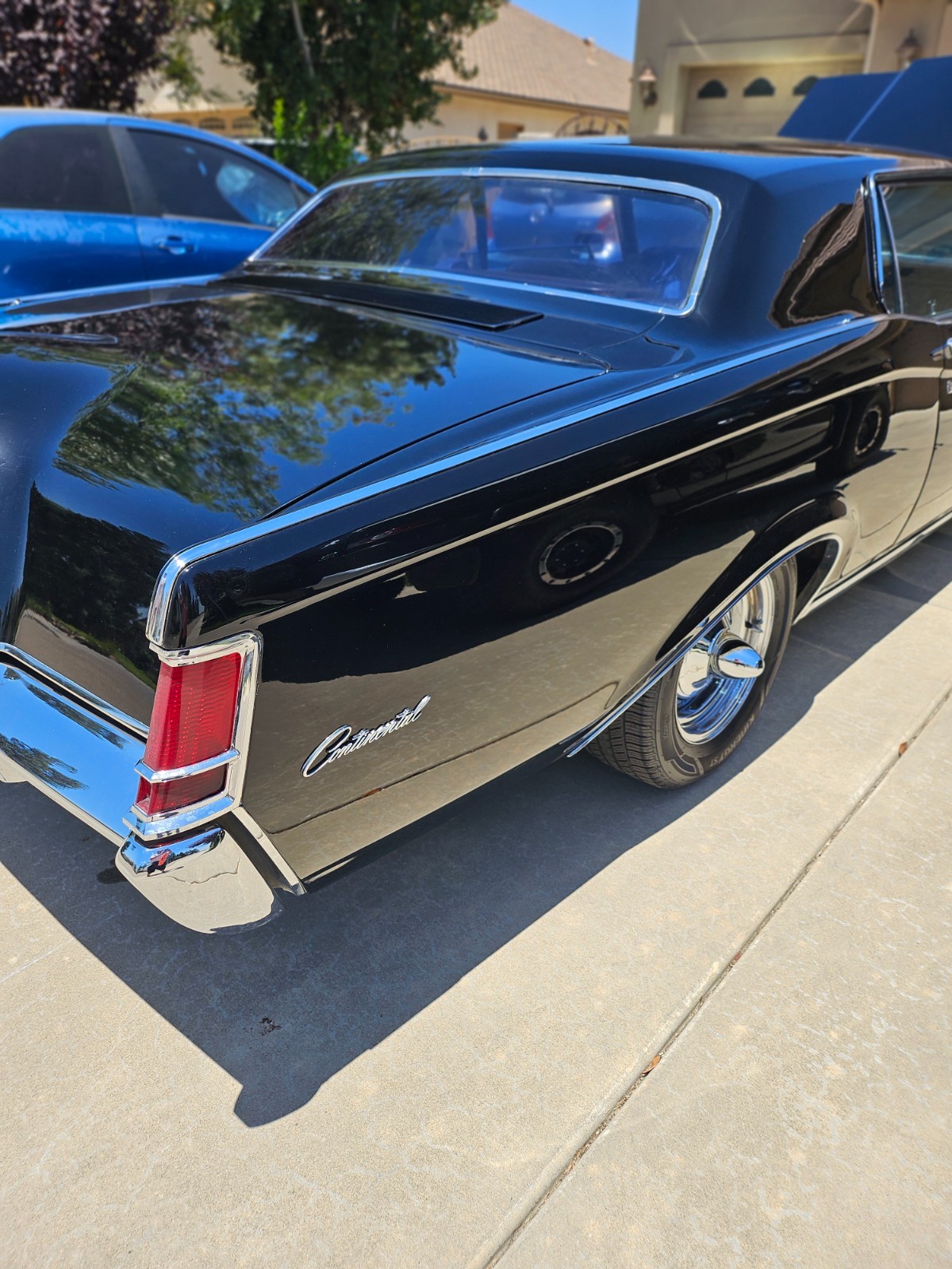 Lincoln-Continental-1969-Sedan-3