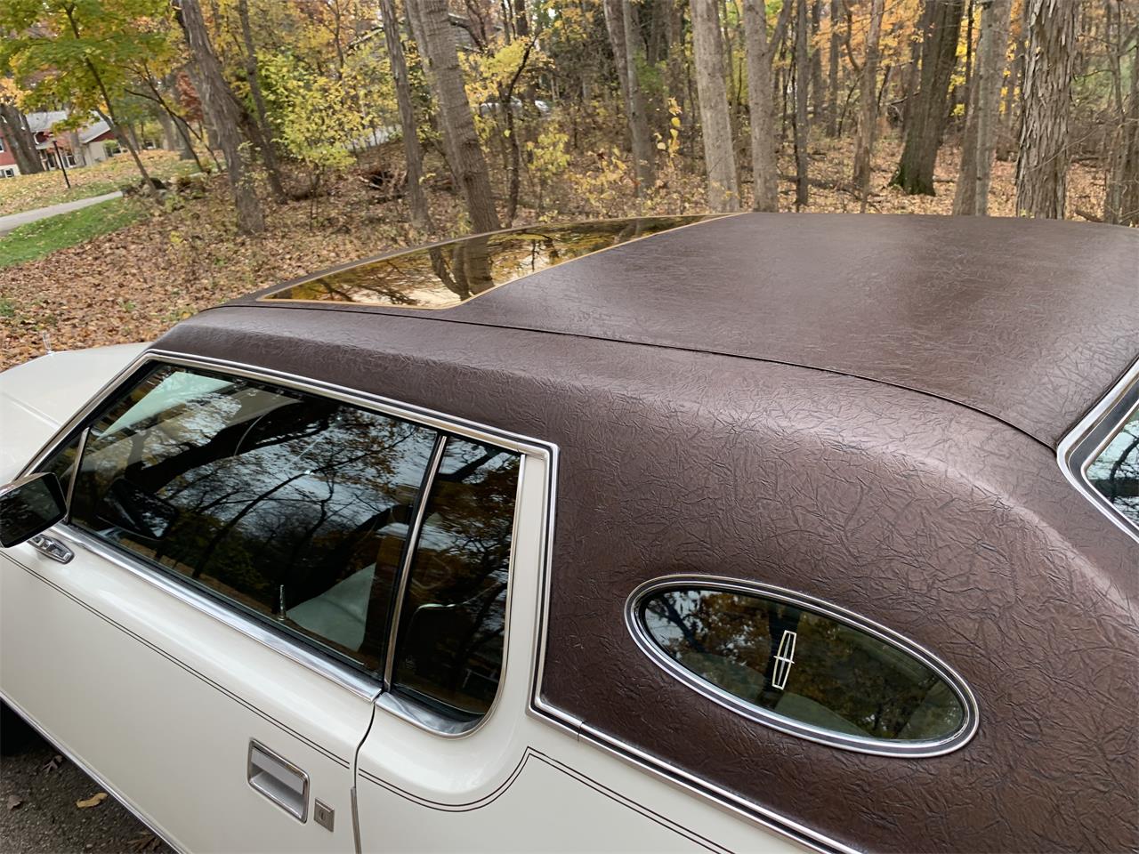 Lincoln-Continental-mark-iv-1974-White-Brownwhite-3