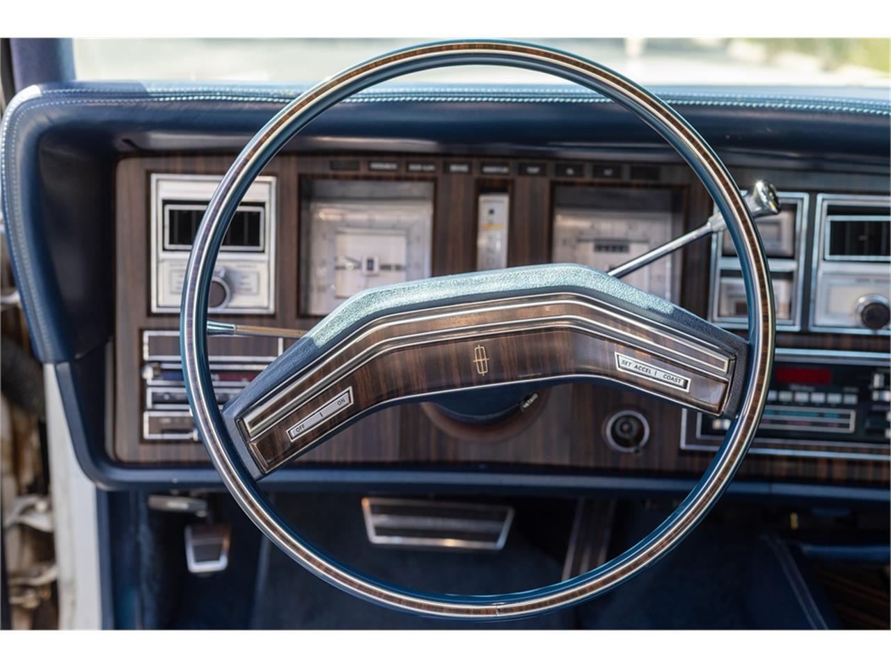 Lincoln-Continental-mark-v-1979-White-Navy-Blue-2