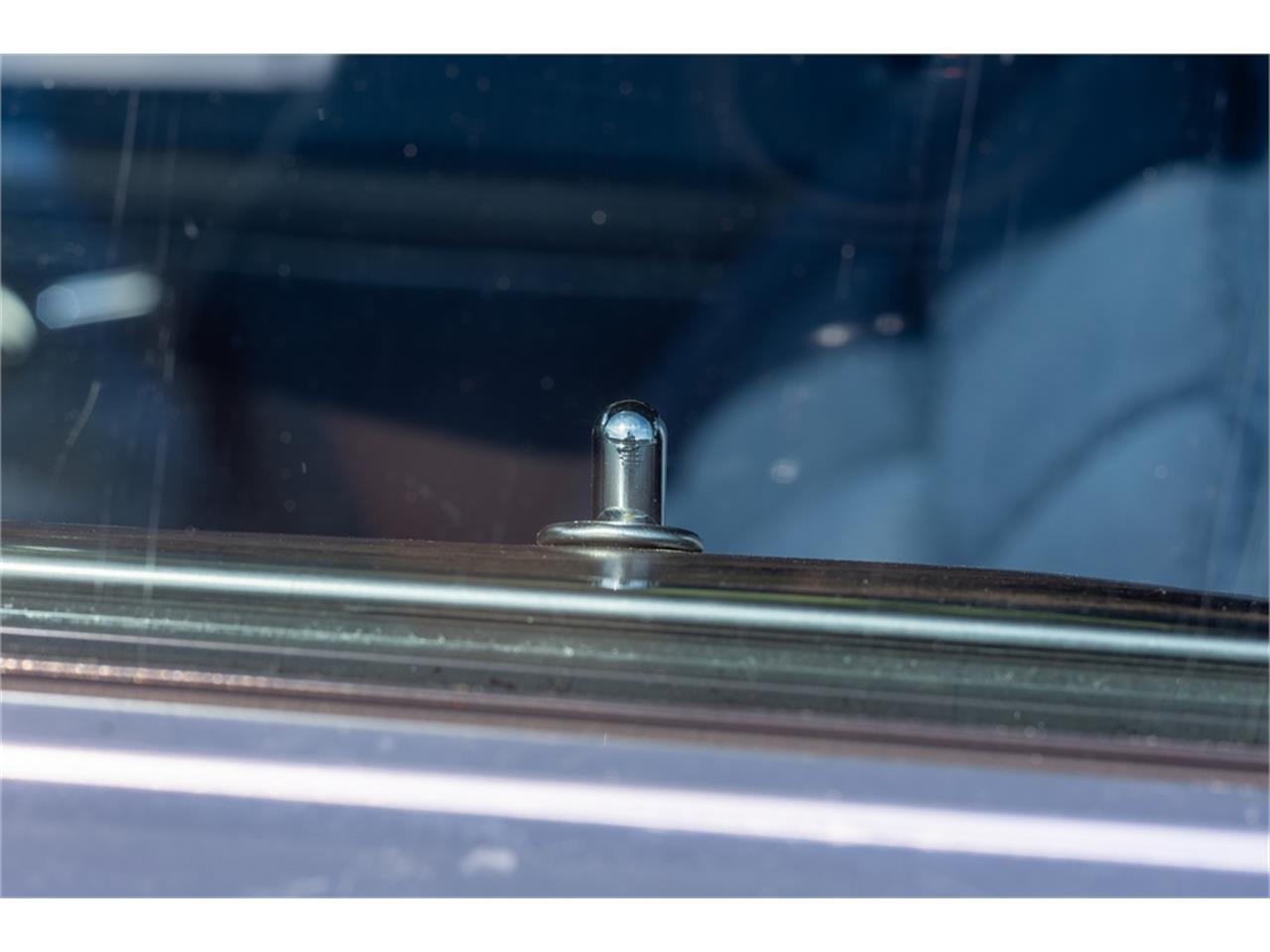 Lincoln-Continental-mark-v-1979-White-Navy-Blue-36