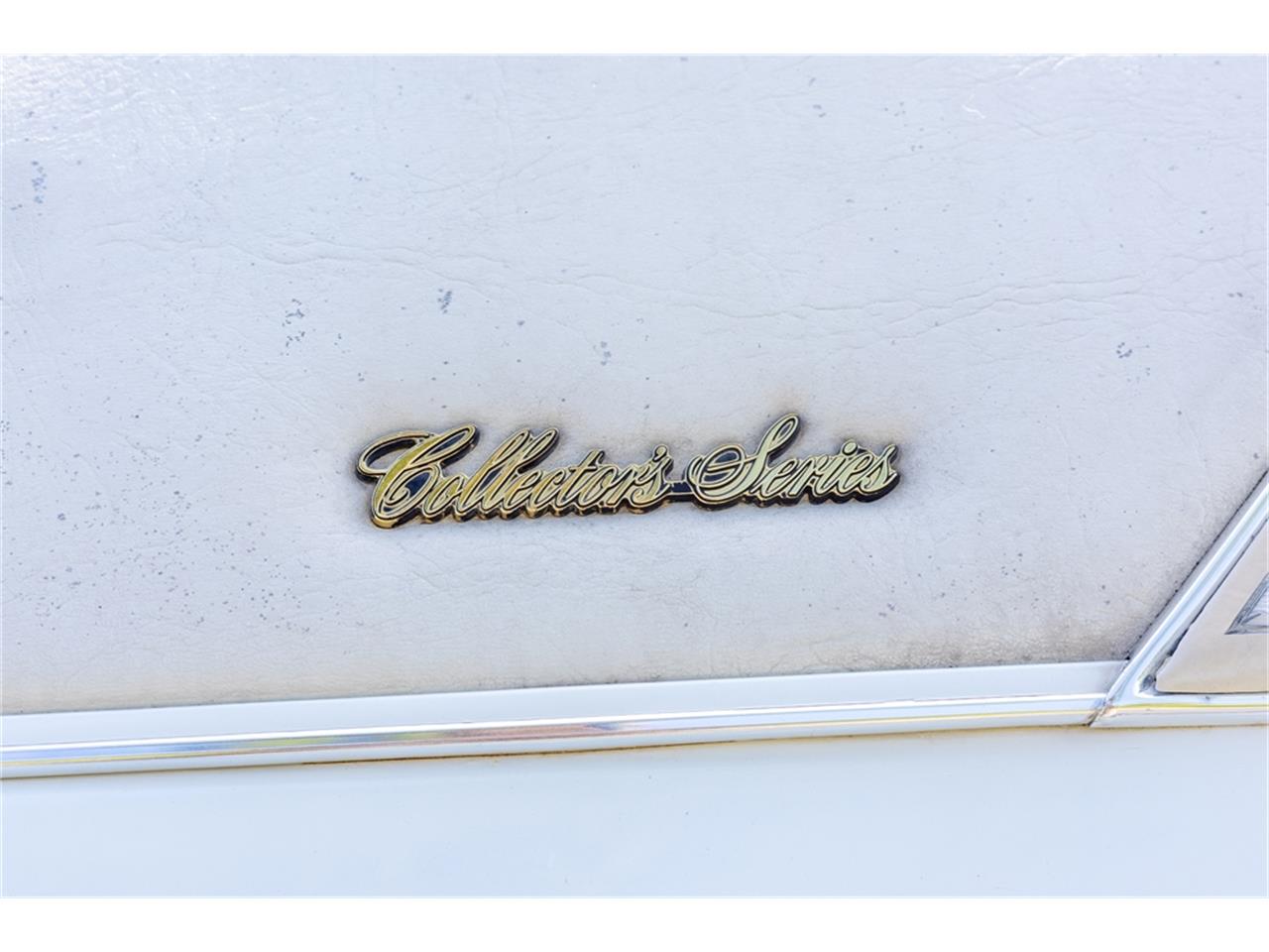 Lincoln-Continental-mark-v-1979-White-Navy-Blue-39