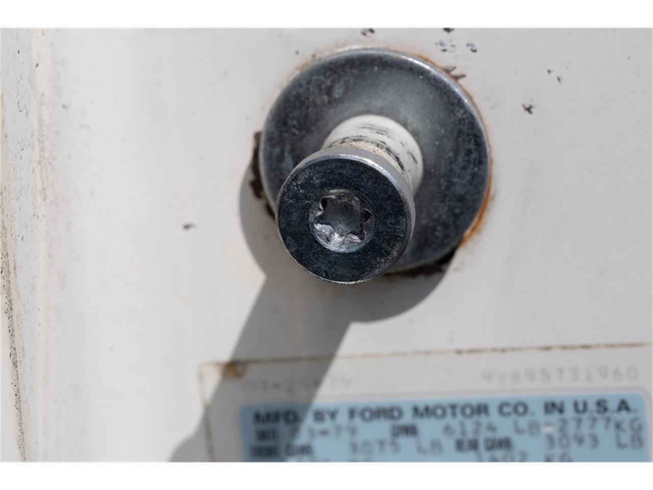 Lincoln-Continental-mark-v-1979-White-Navy-Blue-40