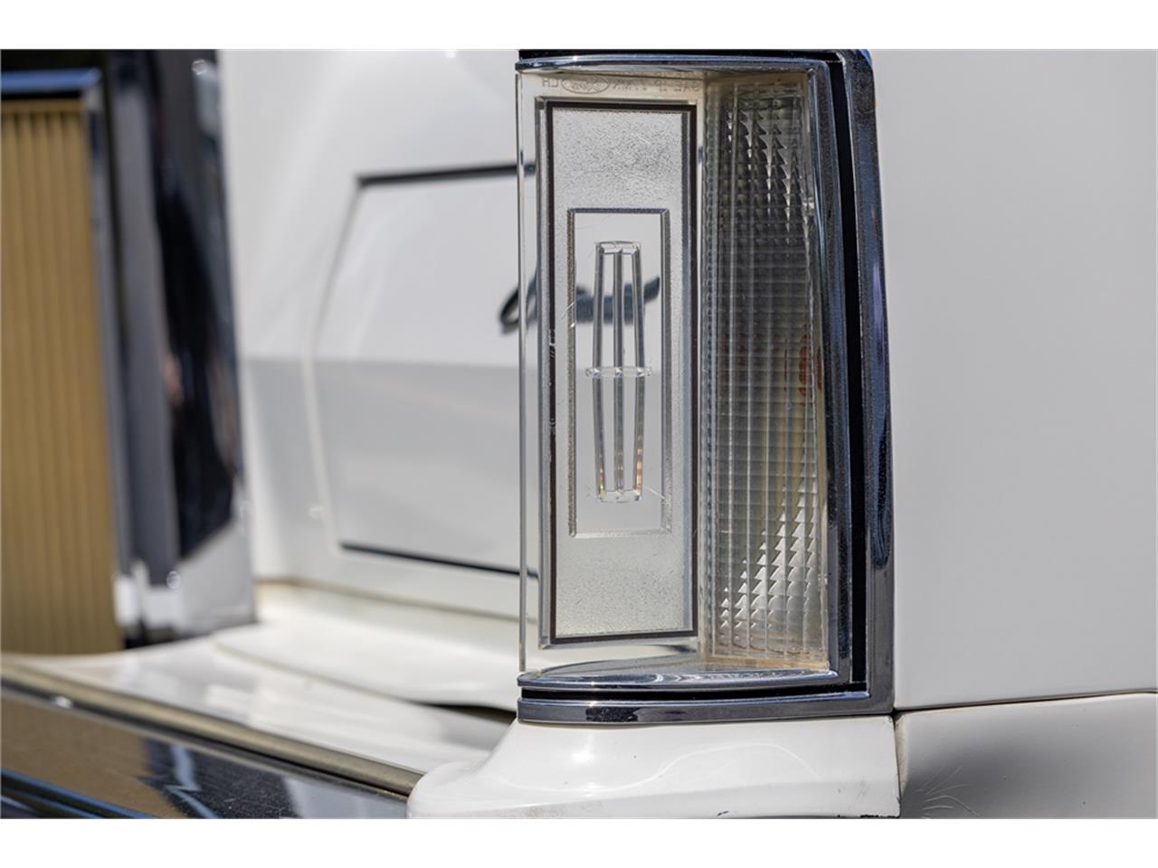 Lincoln-Continental-mark-v-1979-White-Navy-Blue-48