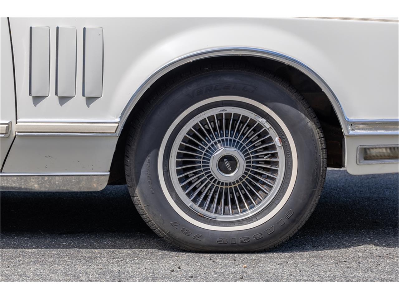 Lincoln-Continental-mark-v-1979-White-Navy-Blue-51