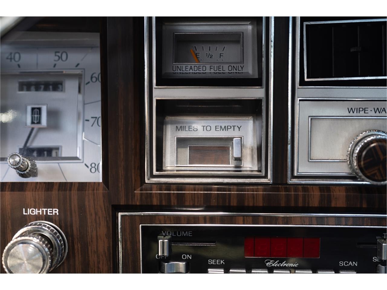 Lincoln-Continental-mark-v-1979-White-Navy-Blue-68