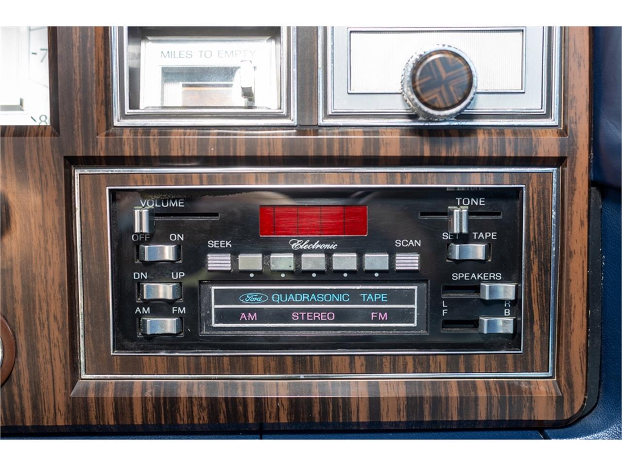 Lincoln-Continental-mark-v-1979-White-Navy-Blue-69