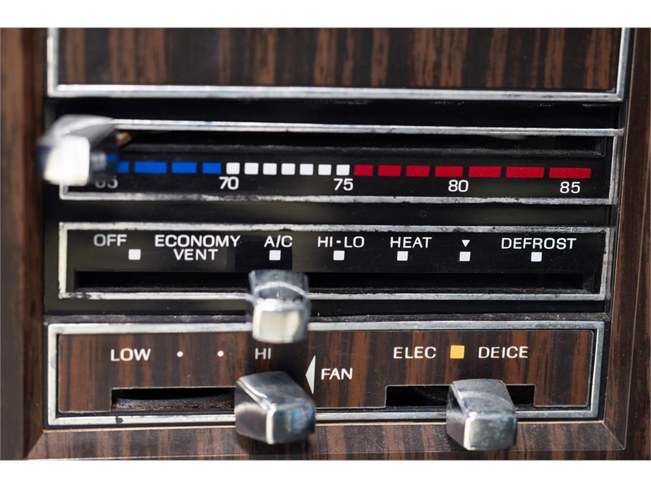 Lincoln-Continental-mark-v-1979-White-Navy-Blue-71