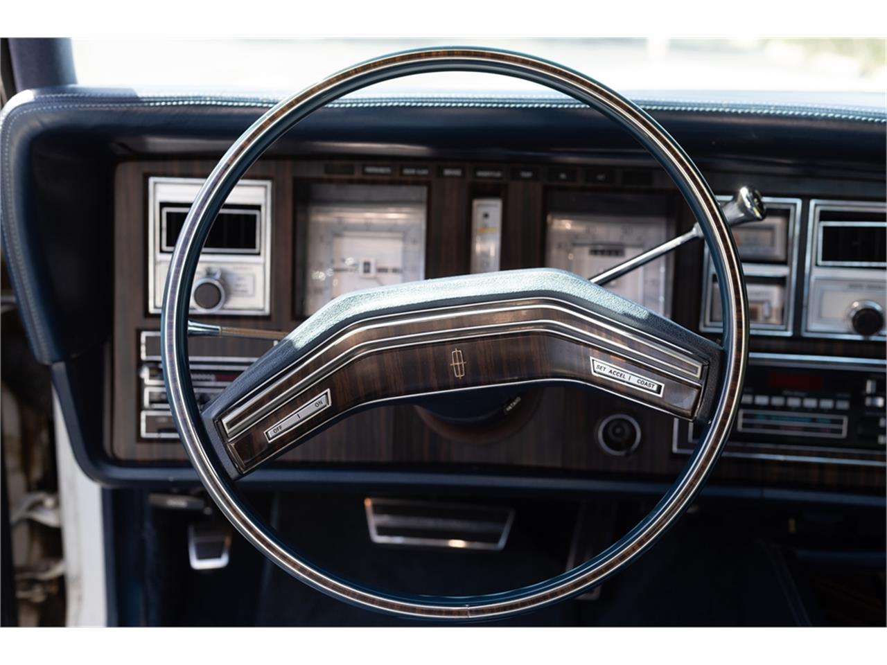 Lincoln-Continental-mark-v-1979-White-Navy-Blue-8