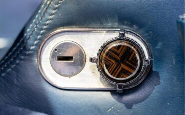 Lincoln-Continental-mark-v-1979-White-Navy-Blue-81