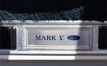 Lincoln-Continental-mark-v-1979-White-Navy-Blue-82